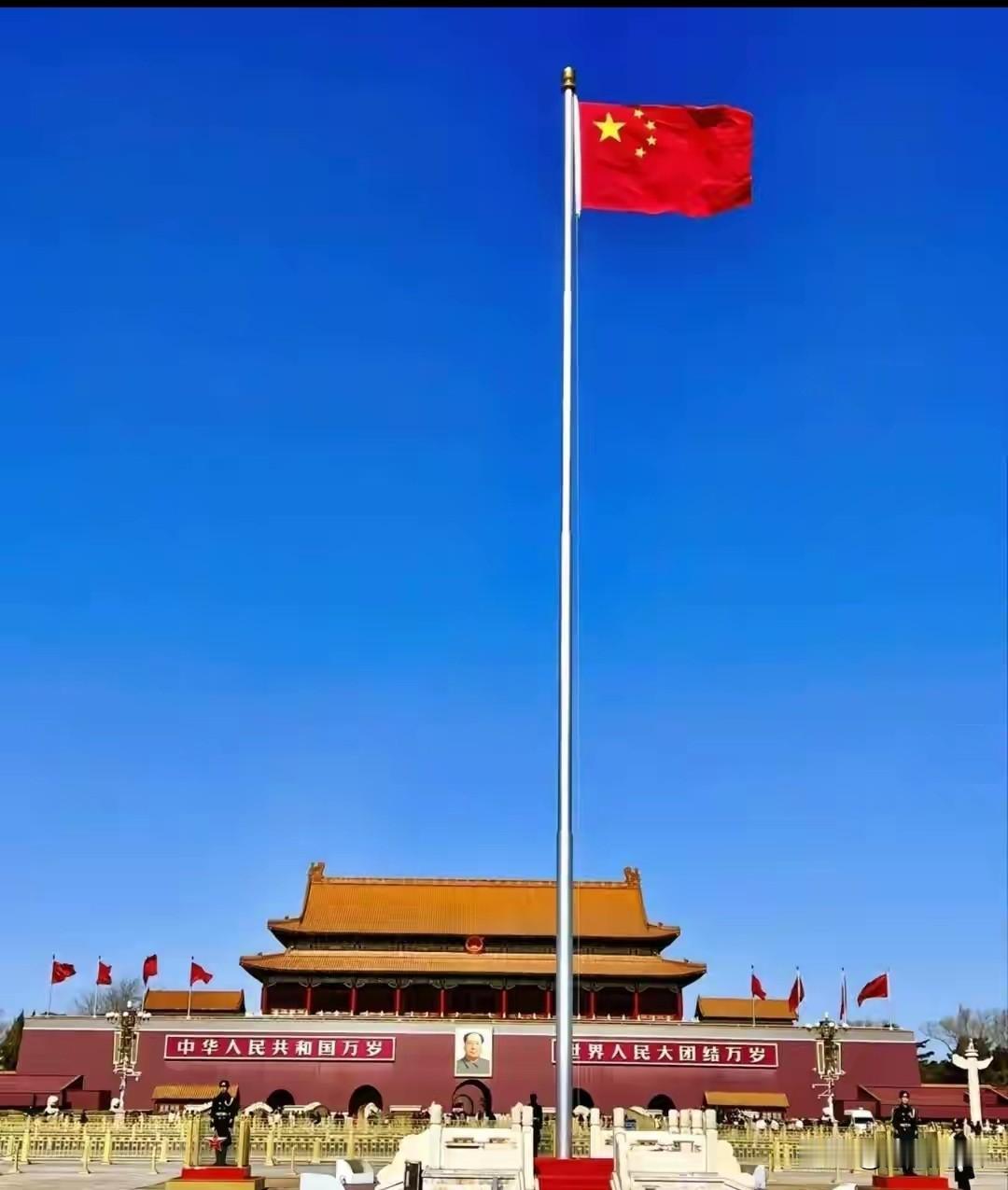 十月的天空很蓝
红旗在风里舒展
你说 那是一团火
燃过了七十六个秋天

田里的稻