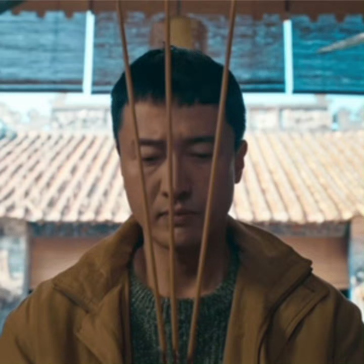 王传君cos小猫上香 谁能拒绝一个顶着锅盖头、手拿三炷香、嘴上拜神心里搞事业的男