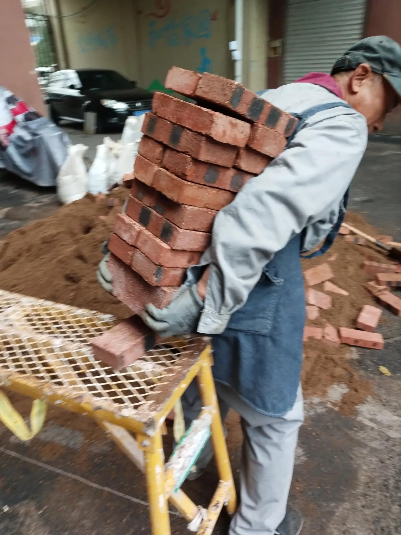 搬砖人的不容易，真辛苦啊。

我问他们装修在几楼，告诉我5楼。

一块砖二三斤，