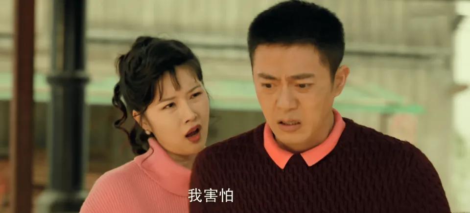 傻柱子还不知道呢，他媳妇这个钱是刚拿到手的，要是早拿到，恐怕一分都不剩了。

《