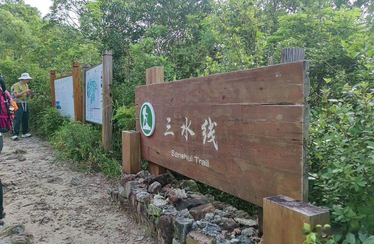 今日气温35°C，这会选择出门爬山属实有点失策，好在半路上我及时服软退了。
  