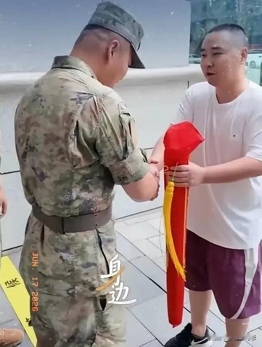 四川成都，一位网约车司机凌晨突发脑梗，可他没把车停在路边等救护车，而是拼尽最后力