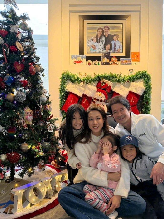钟嘉欣一家五口过圣诞钟嘉欣圣诞晒全家福 钟嘉欣一家五口过圣诞，好幸福 
