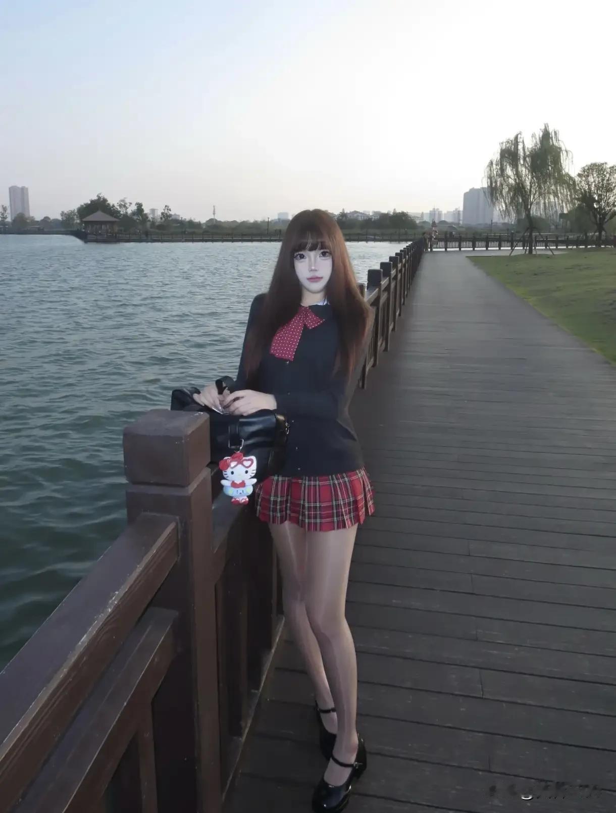 女子穿搭不缺乏校园风，温文尔雅的姿态令人羡慕！