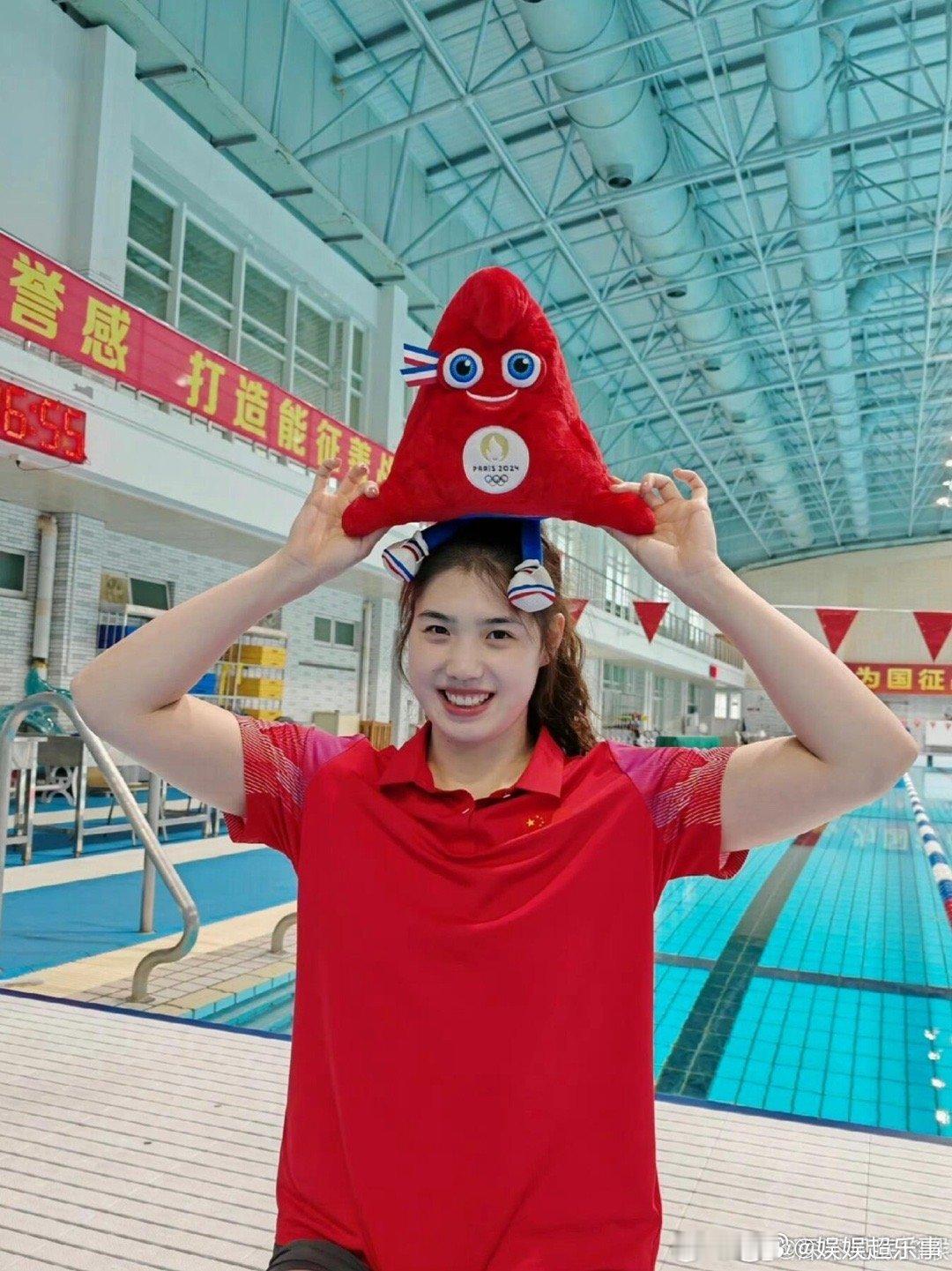 #张雨霏戴簪子好国风#其实簪子也是我们中式美学的一种象征，张雨霏戴着簪子也让我们