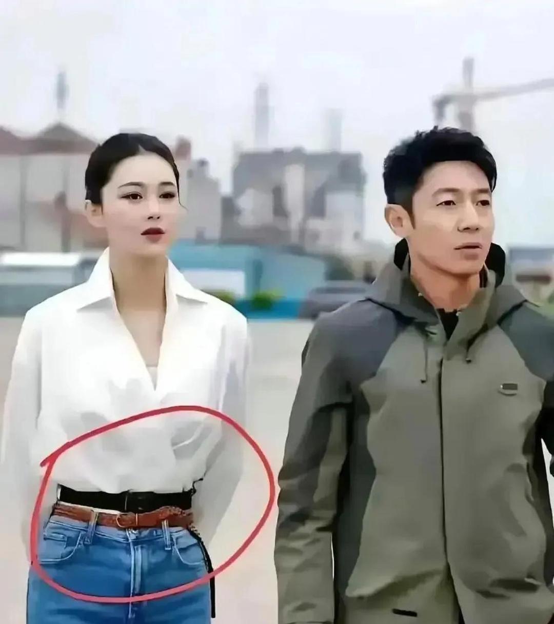 懵圈了！美女为啥腰上要系两个“皮带”呢？

网上这张照片，我真弄不懂。
央视主持