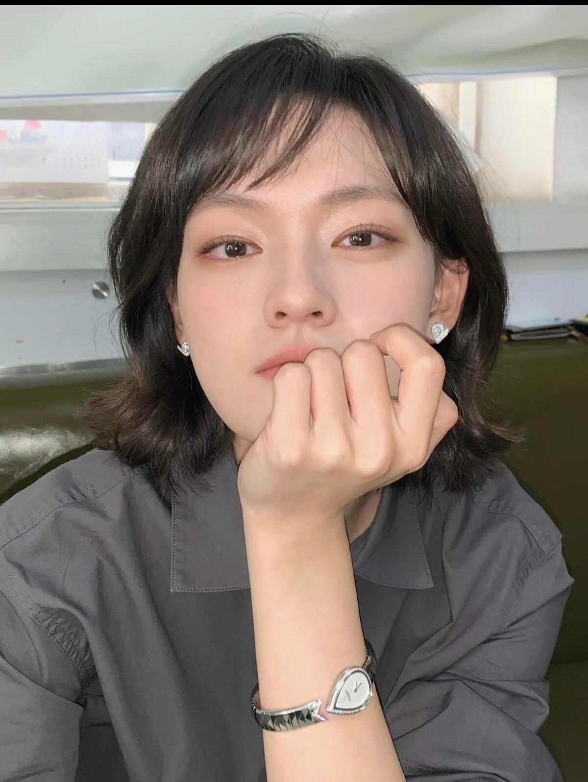 文淇听到自己被说有疏离感反应 面对“疏离感”评价，文淇的反应又可爱又真诚，先是笑