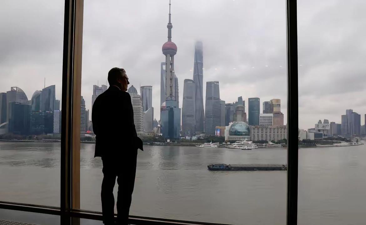 斯塔默回到英国后，他的随行记者意犹未尽。
2月1日，斯塔默的随行记者、天空新闻总