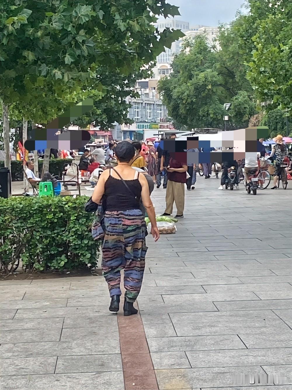 这大姨怎么穿成这样就出来了！
立秋了，天气凉快了，也不至于穿吊带就出来吧！年岁大