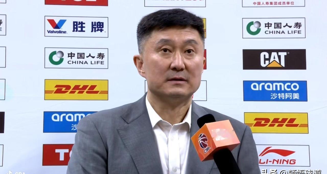 广东宏远这个赛季的表现真是坐了回过山车，休赛期引援被大家寄予争冠厚望，结果从赛季