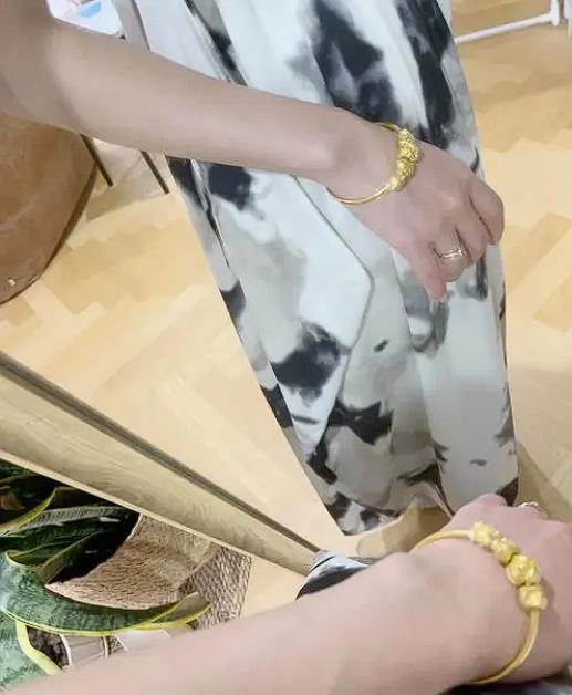 笑麻了！江西上饶，女子价值几万元的金手镯不慎掉入厕所，花钱请的师傅自信地说小意思