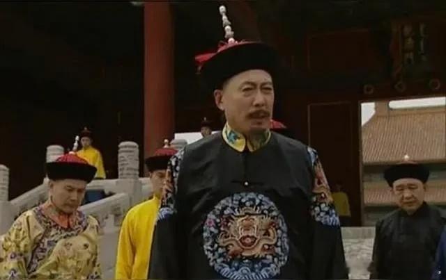 康熙三十七年，朝廷迎来了第一次大规模的皇子分封。这时，有人向康熙进言：“陛下，咱
