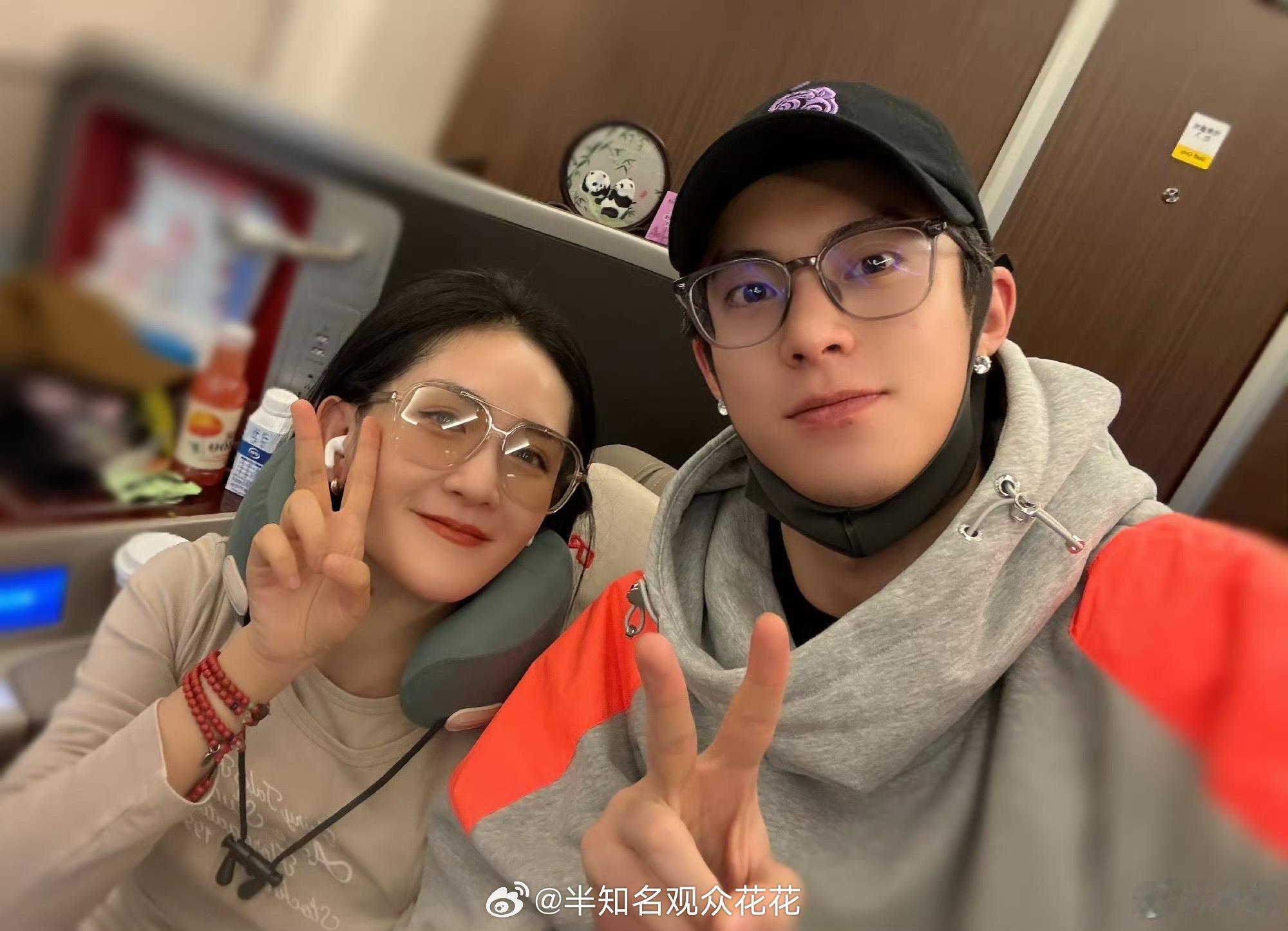 好巧啊哈哈哈哈谢娜晒与王鹤棣高铁合照谢娜王鹤棣坐了同一趟高铁 ​​​