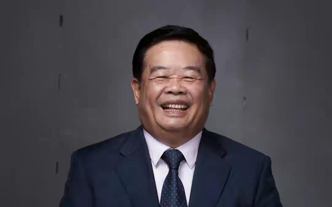 看到曹德旺i正式交班其子曹晖i是不是觉得宗庆后的失策了。
曹德旺今年79岁了，他