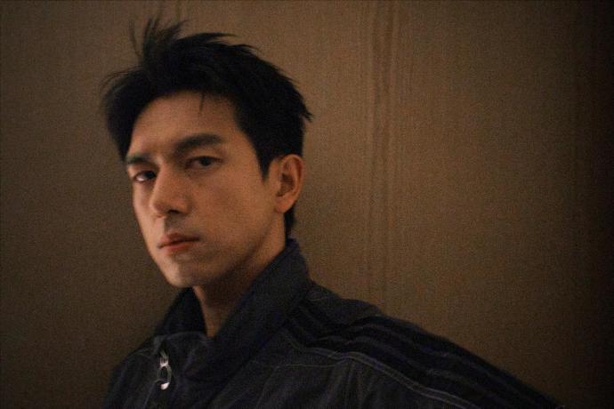 不知不觉185宇宙超级无敌螺旋至尊霹雳大帅哥李现今年的自拍已经这么多了🤳（揉眼