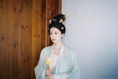 林沐然帮白鹿拿头上叶子这段播了 莫离 等了一整年不负期待，白鹿林沐然摘树叶路透完