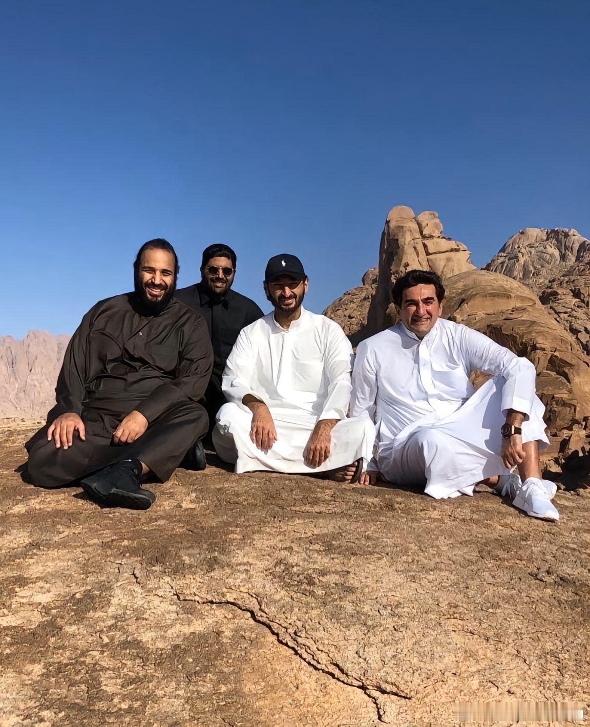 萨氏三兄弟里，图图（图尔基）穿常服比穿袍子好看，哈哈（哈立德）穿常服穿袍子都好看