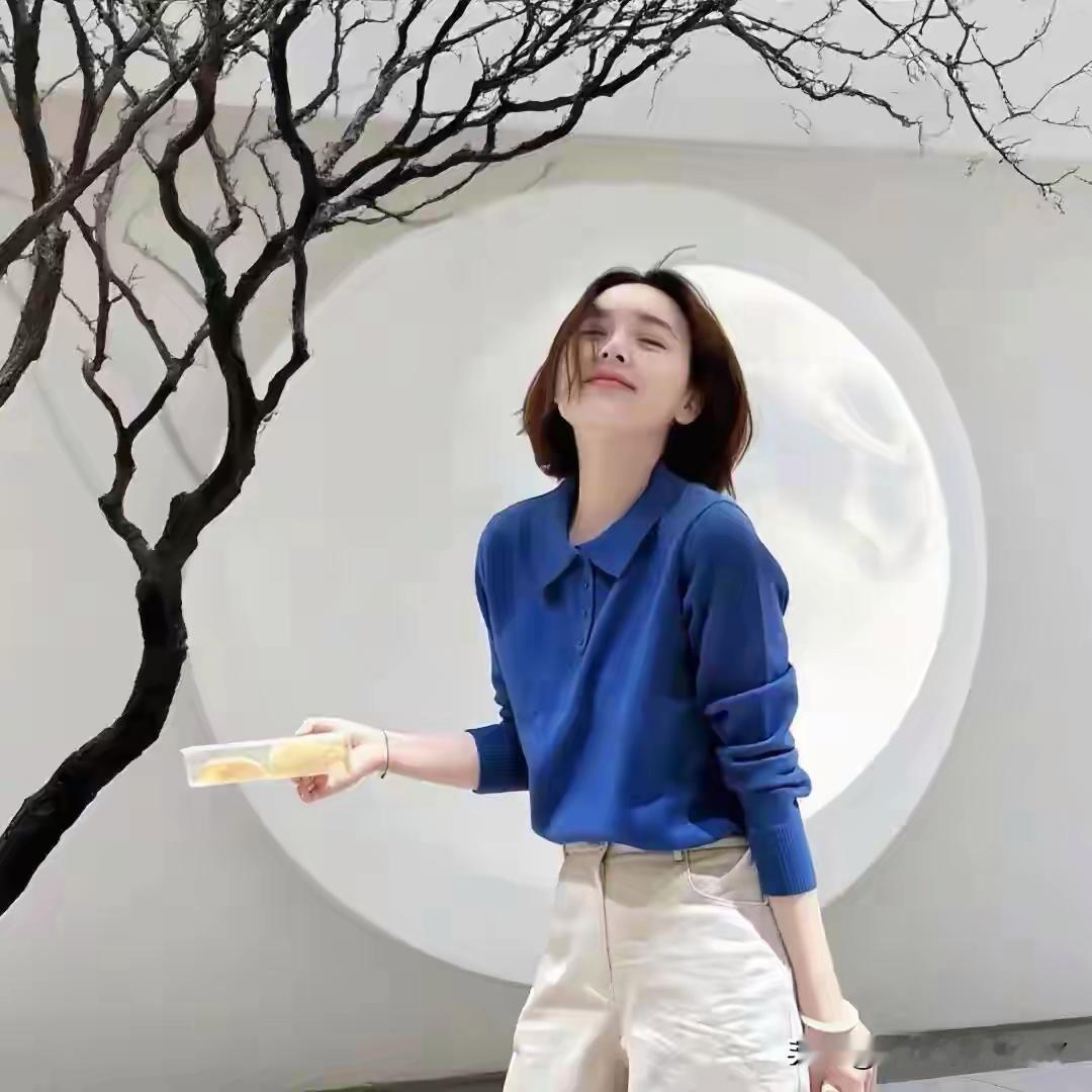 悠闲午后，穿上蓝衬衫，与咖啡相伴，这感觉简直绝了。
就像网友说的，悠闲时刻喝咖啡