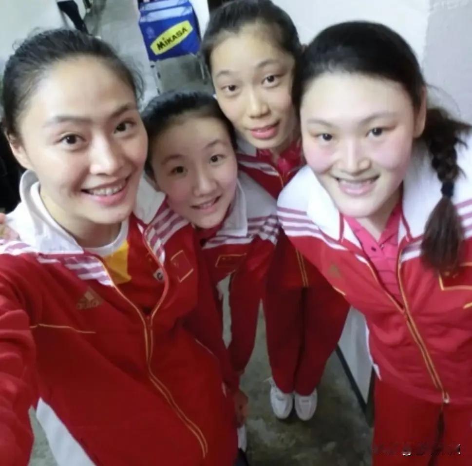 中国女排四位巾帼名将同框，能全认出的，一定是资深女排球迷。