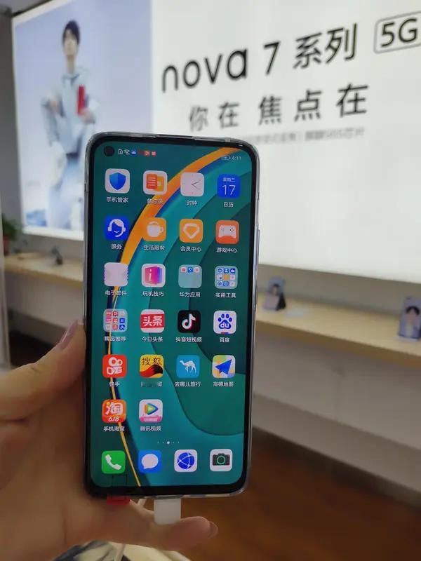 华为nova系列里，nova 11 Pro就很值得推荐。它的外观相当惊艳，昆仑玻