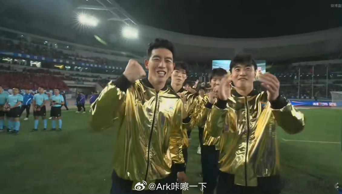 苏超泰州队冠军苏超的现象级热度和贵州村超一样也是难以复制的，这其中蕴含的底层城市