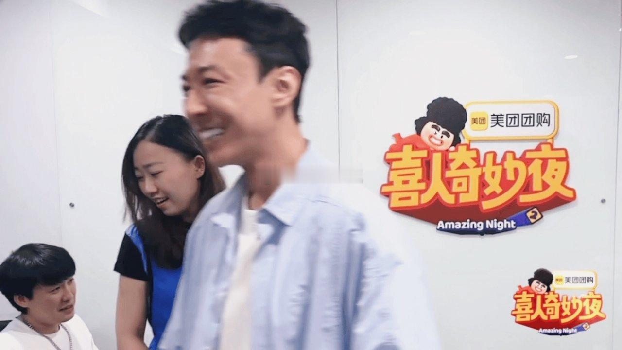 张维伊左凌峰玩梗还得是亲队友 喜人后采这段谁看了不笑到捶桌！左凌峰直接当嘴替，狠