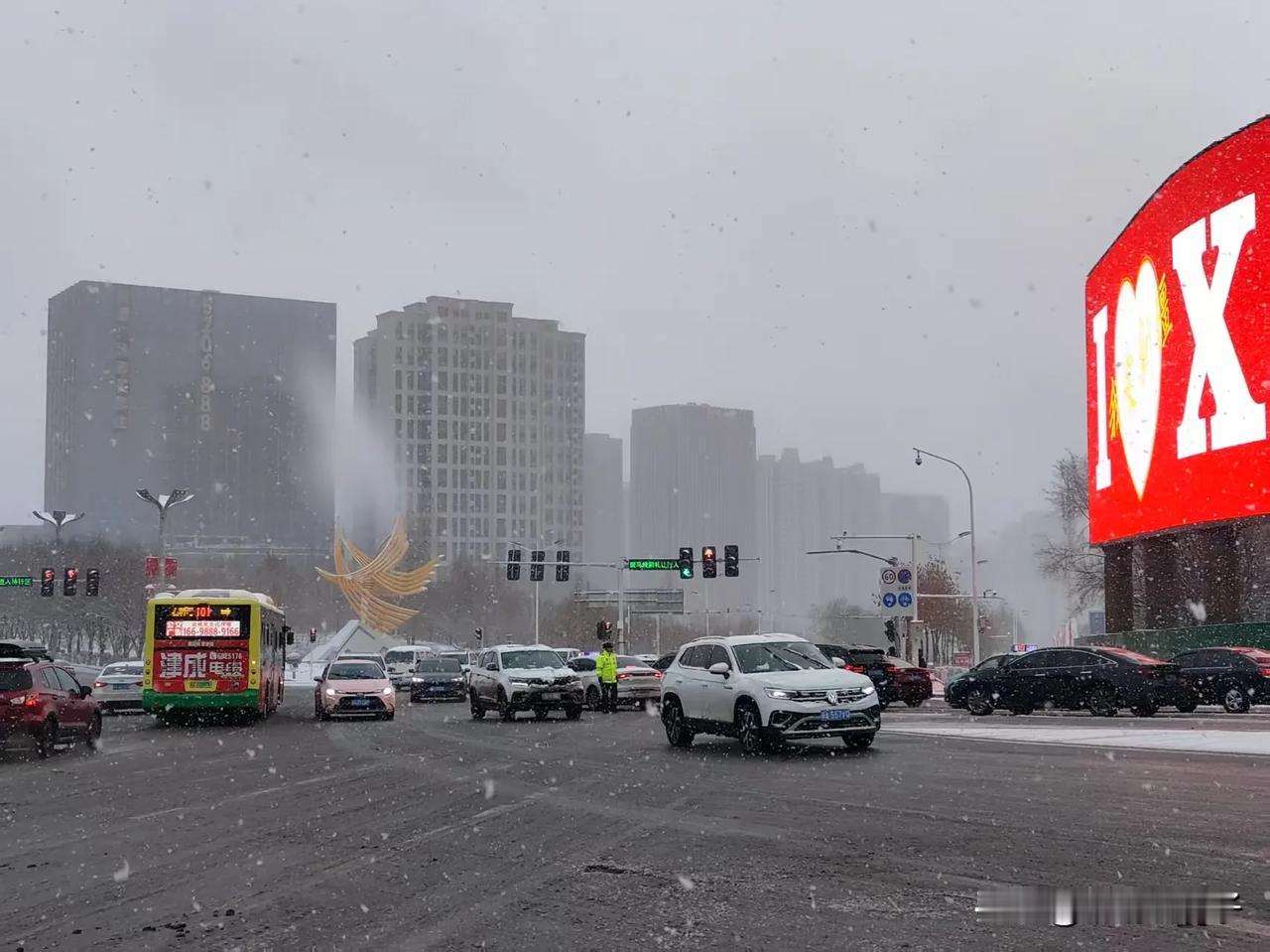 三月乌鲁木齐的天气真是变化莫测啊~早晨还大雪纷飞，中午就阳光明媚，下午下班竟然一