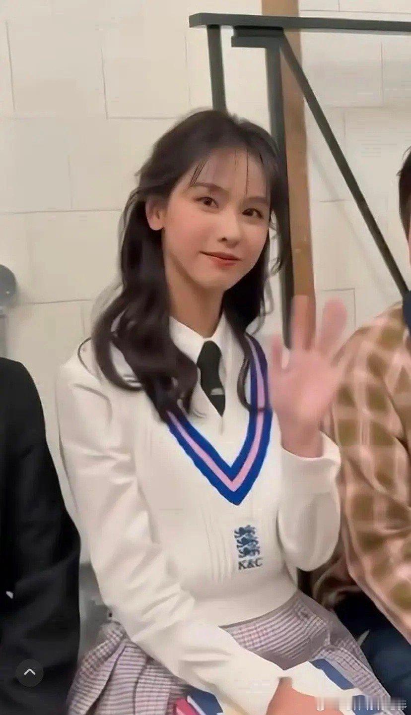 谁家穿校服去参加时装周啊[跪了] ​​​