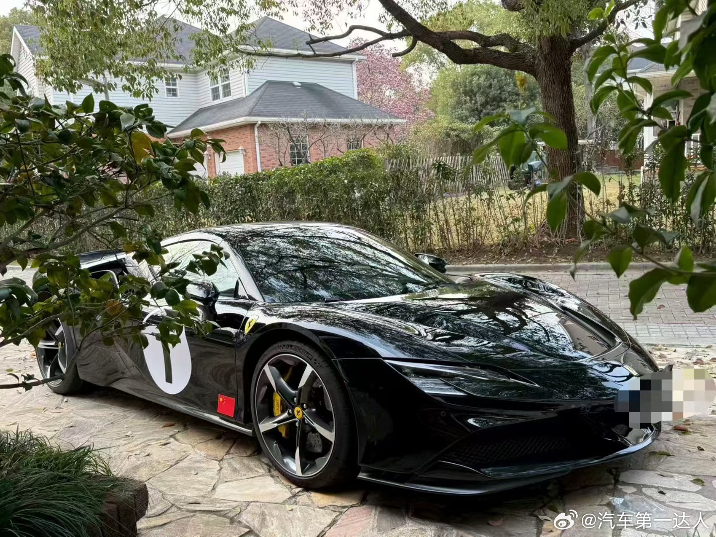 真正的格调，从不在喧嚣里张扬，而在细节处尽显品味。23年法拉利SF90 Spid