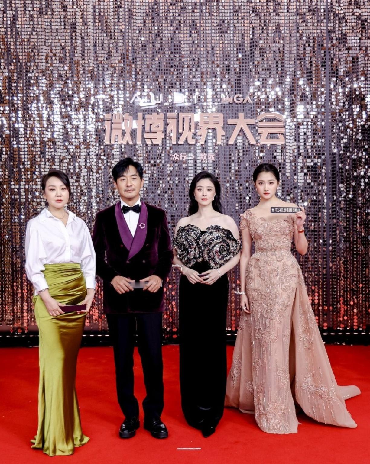 小巷人家剧组同框小巷人家永远不散场，永远小巷相见❤️小巷人家剧组聊太嗨忘走红毯 