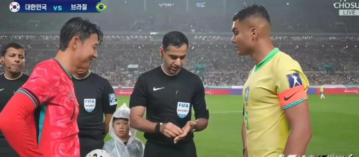 上半场2-0，比赛就死了。
巴西人站着踢，韩国人跑断腿。
卡塞米罗55次传球，没