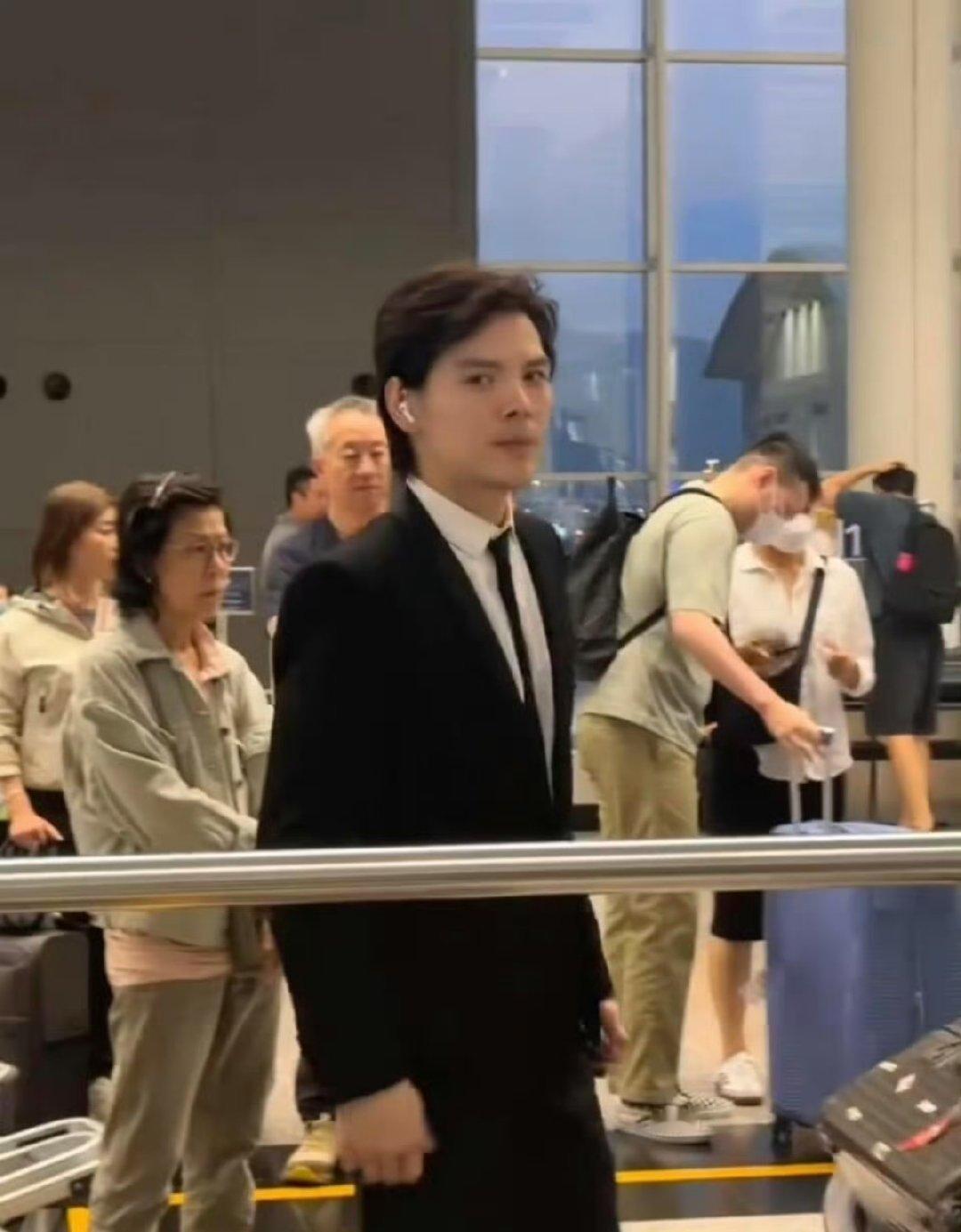 向佐变帅了向佐近期以清爽短发与得体穿搭亮相，展现沉稳气质，获得不少观众认可。其坚