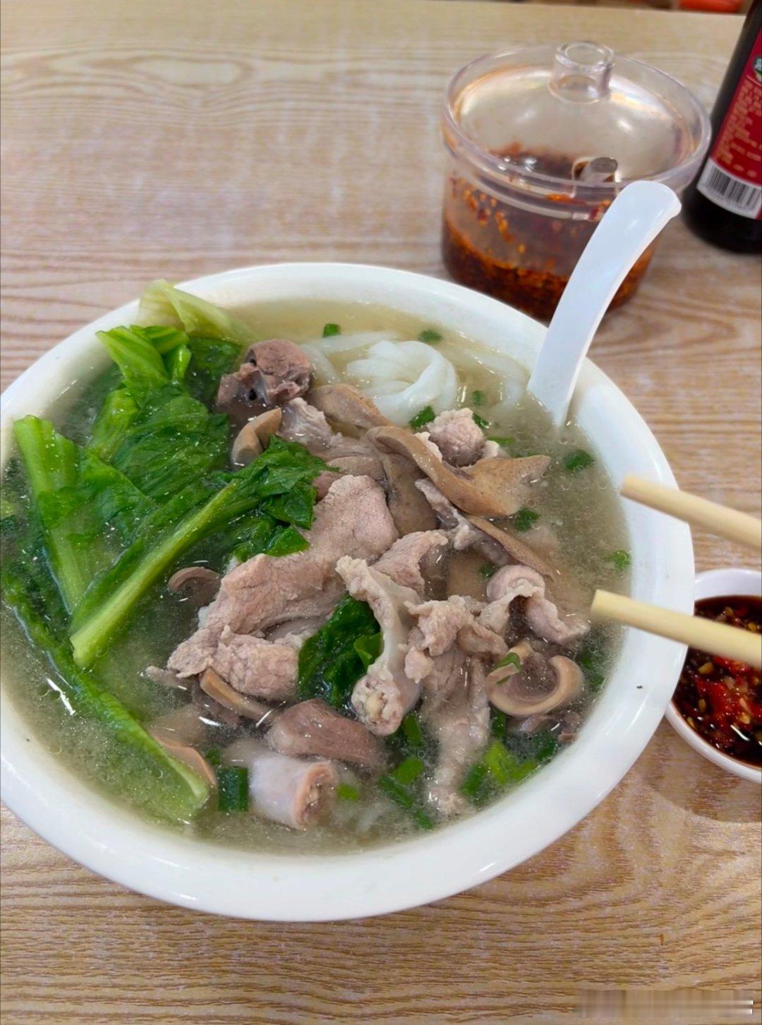 早上好，兄弟姐妹们，新的一天你们准备好了吗？先让我吃个早餐填饱肚子先，稍后再给大