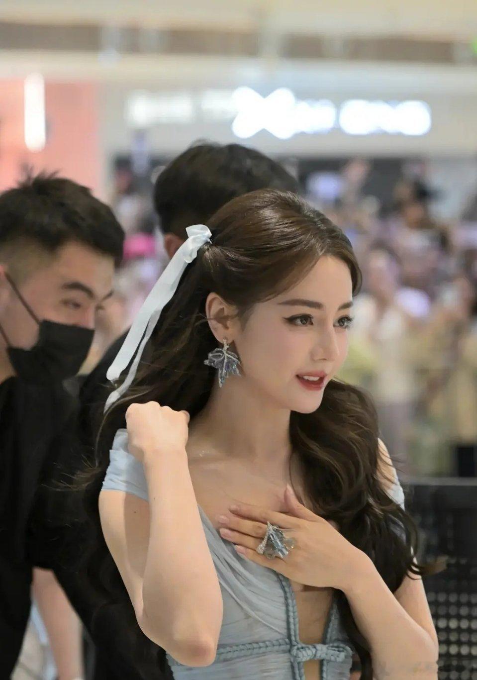 他总这样，一边穿大领口的，一边捂来捂去畏畏缩缩的 