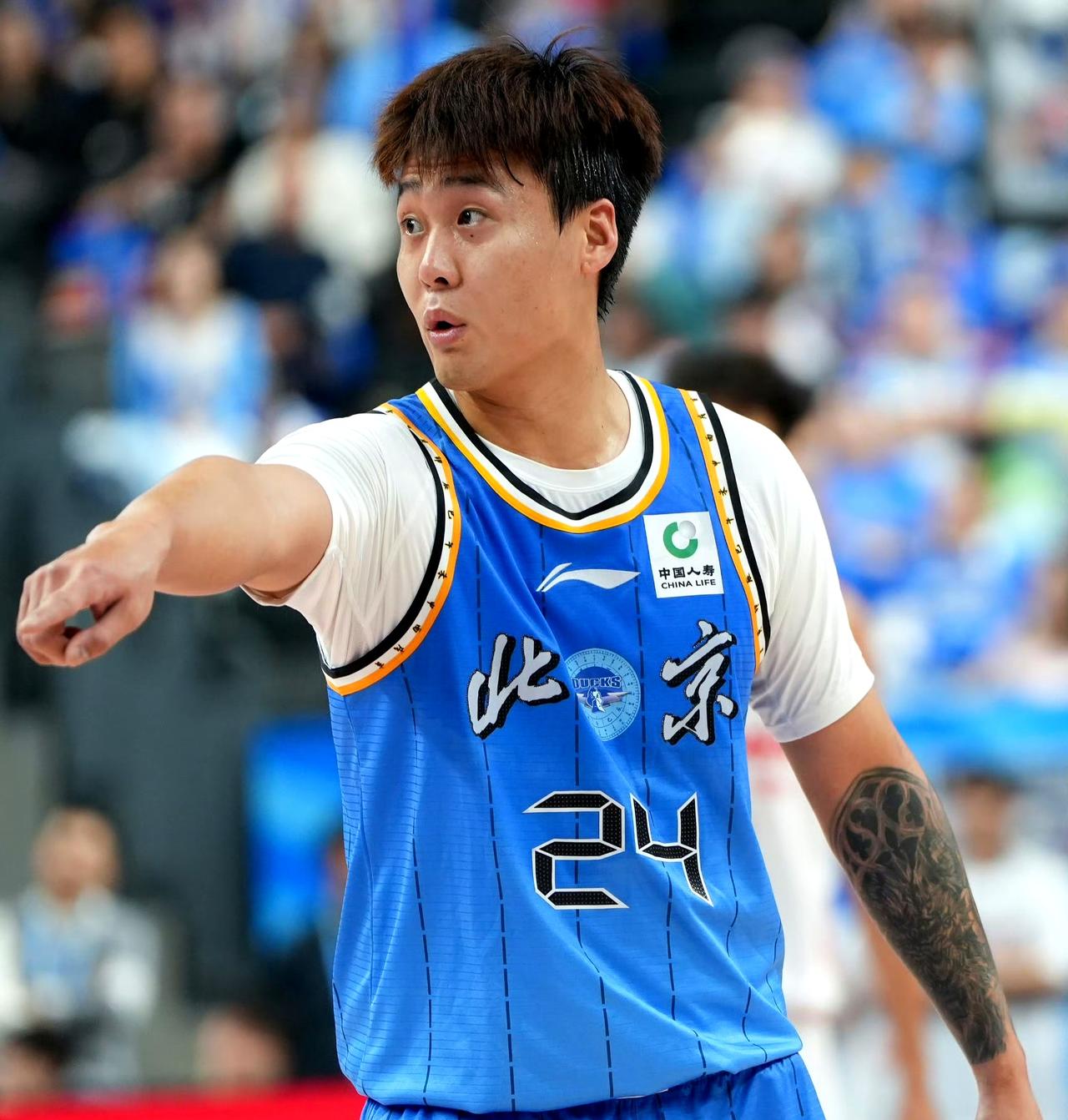 最近看北京队的球，我这心情跟坐过山车似的，上一秒还在为周琦麦基的吃饼欢呼，下一秒