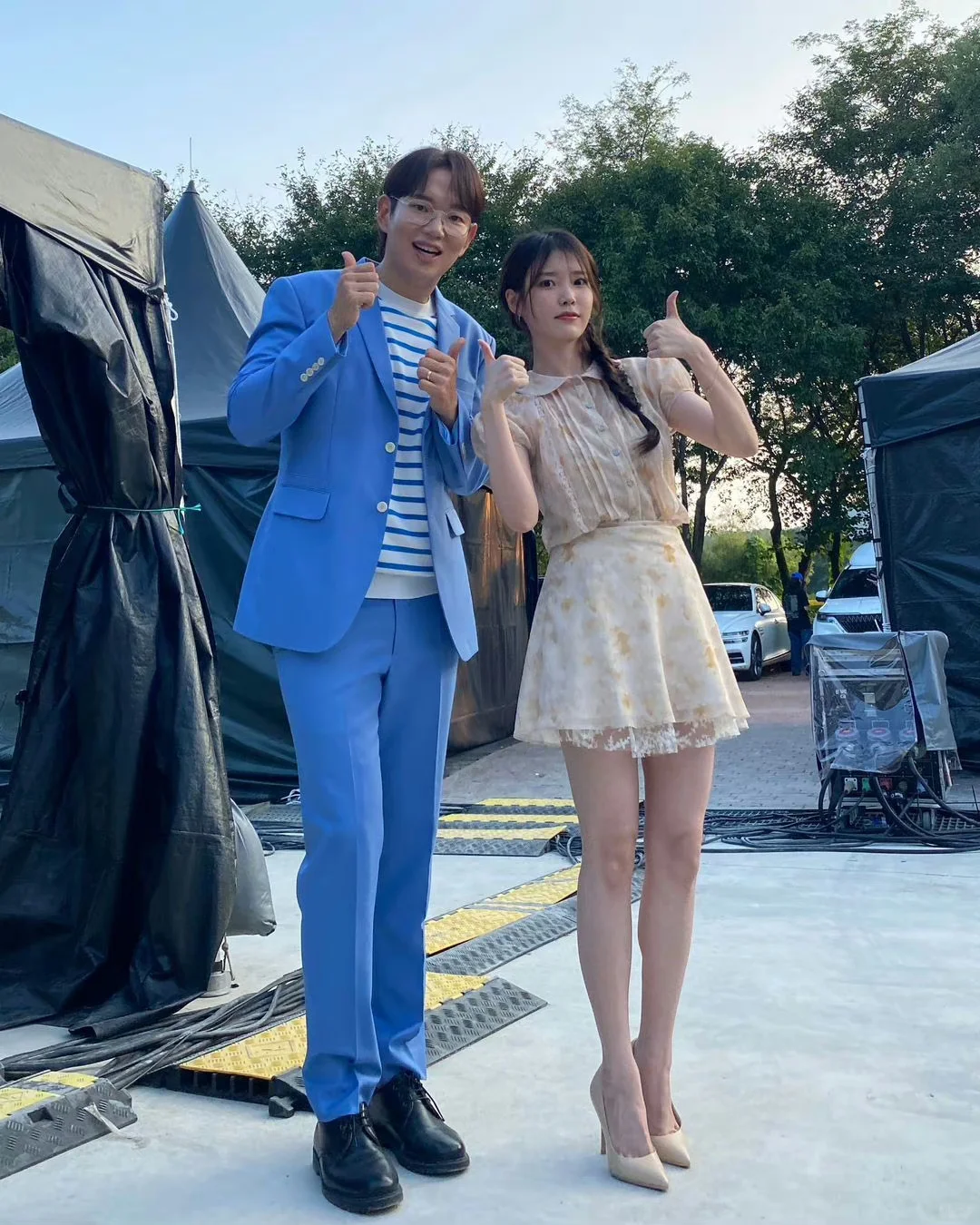 【IU】大长腿🦵合影
