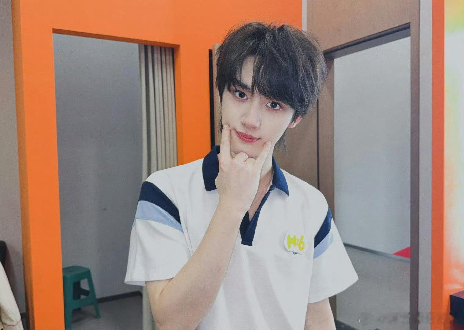 节目里这两位颜值天花板太赞啦！张凌赫气质不凡，面部轮廓分明，魅力独特。丁程鑫青春