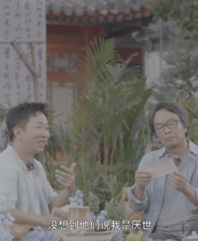 刘震云点评杨迪经典表情包谁还没存过杨迪那张负鼠表情包！源头就是一张春晚工作证，刘