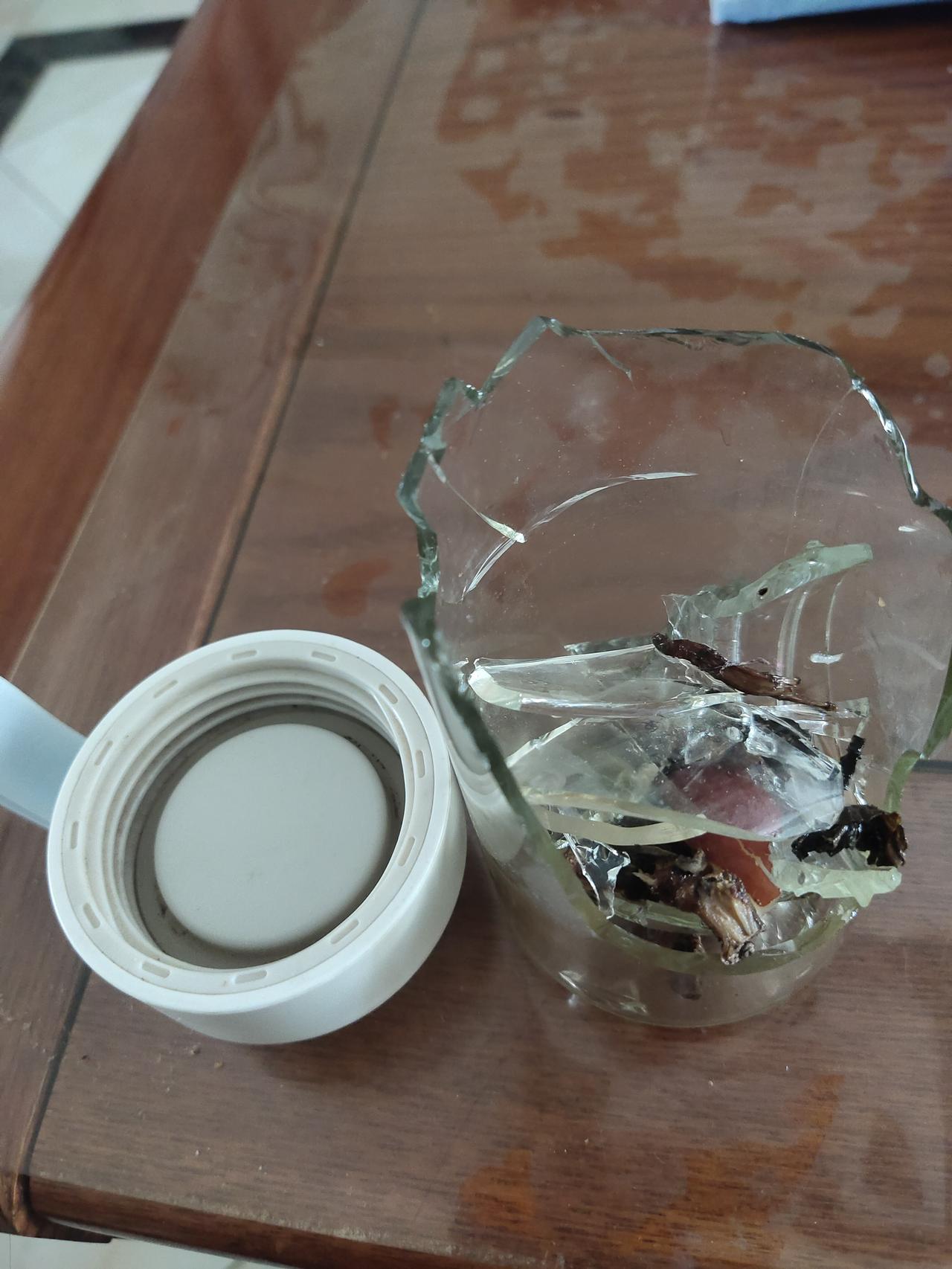 今天上午侄子来了，等他走后，我便收拾茶几，一不小心，把杯子碰倒在地，摔碎了！
