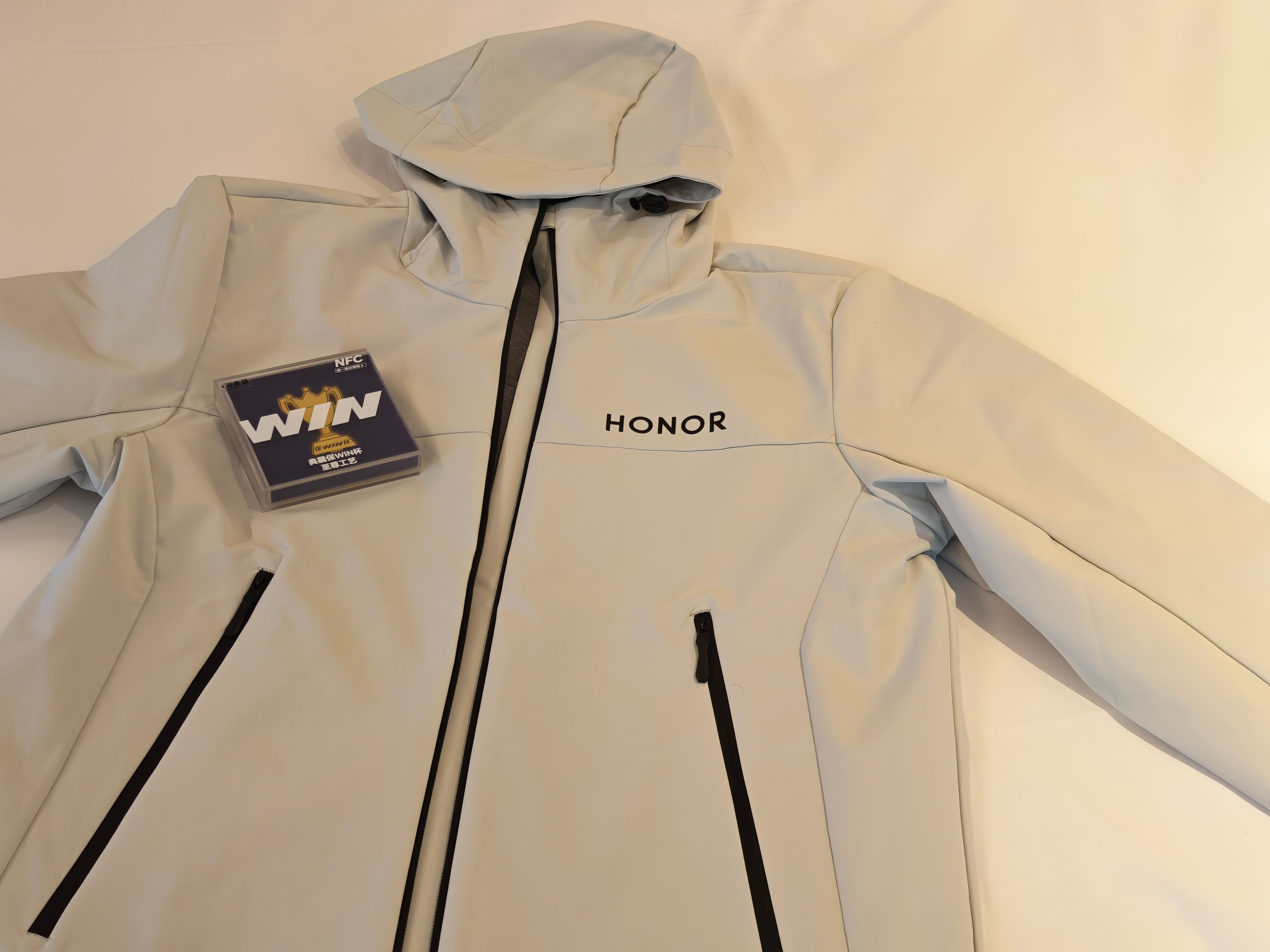 哈哈哈  荣耀发布会伴手礼竟然是冲锋衣  ，背面竟然还有全员五小只的签名数码资讯