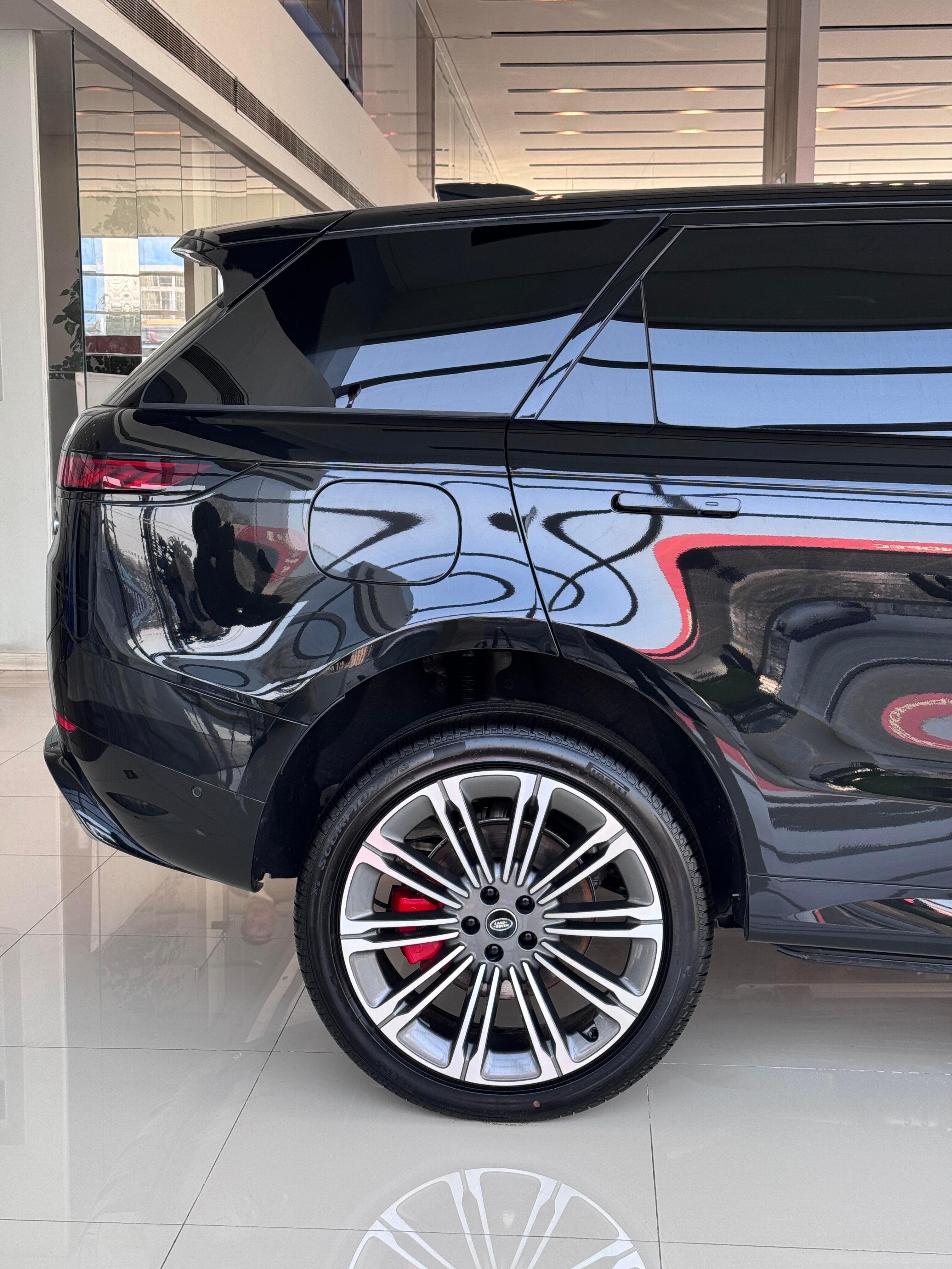 揽胜运动一定程度上甚至比揽胜都好开扎实 厚重 还灵活因为现在大车太多了普遍 5.