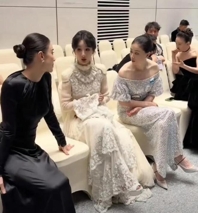 内娱颁奖礼的名场面在于明星后台的互动。蒋欣、宋佳和杨紫的交流，郑晓龙与蒋欣的亲密