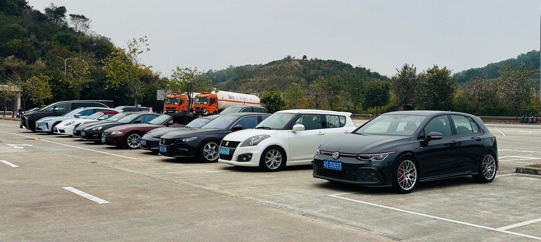 今天这张跑山前合照图，其实信息量是很大的：1、都是公司同事自己的车，说明爱车文化