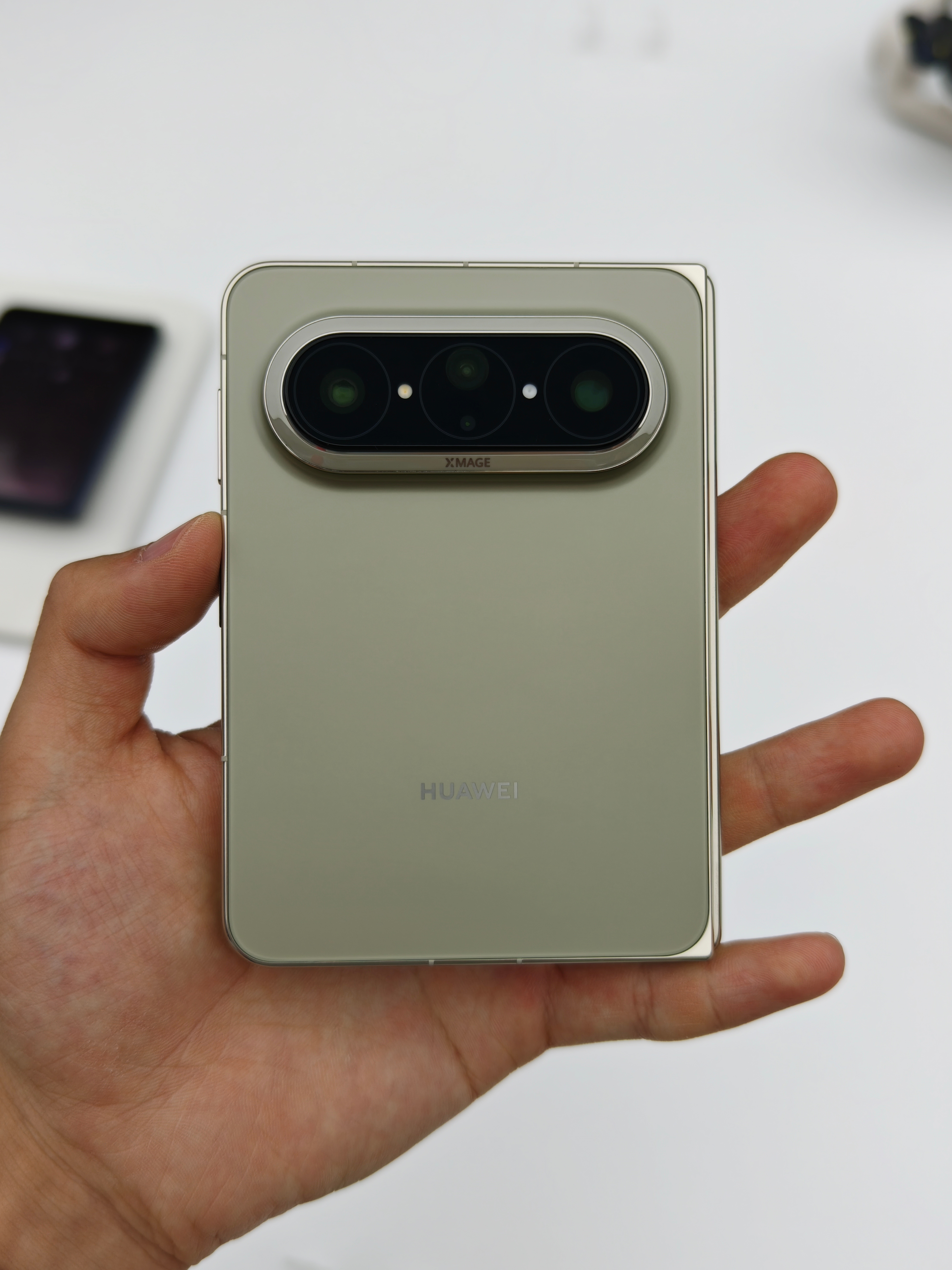 如果你和我一样不喜欢沾指纹的手机，喜欢裸机用的话，那么pura x max建议你