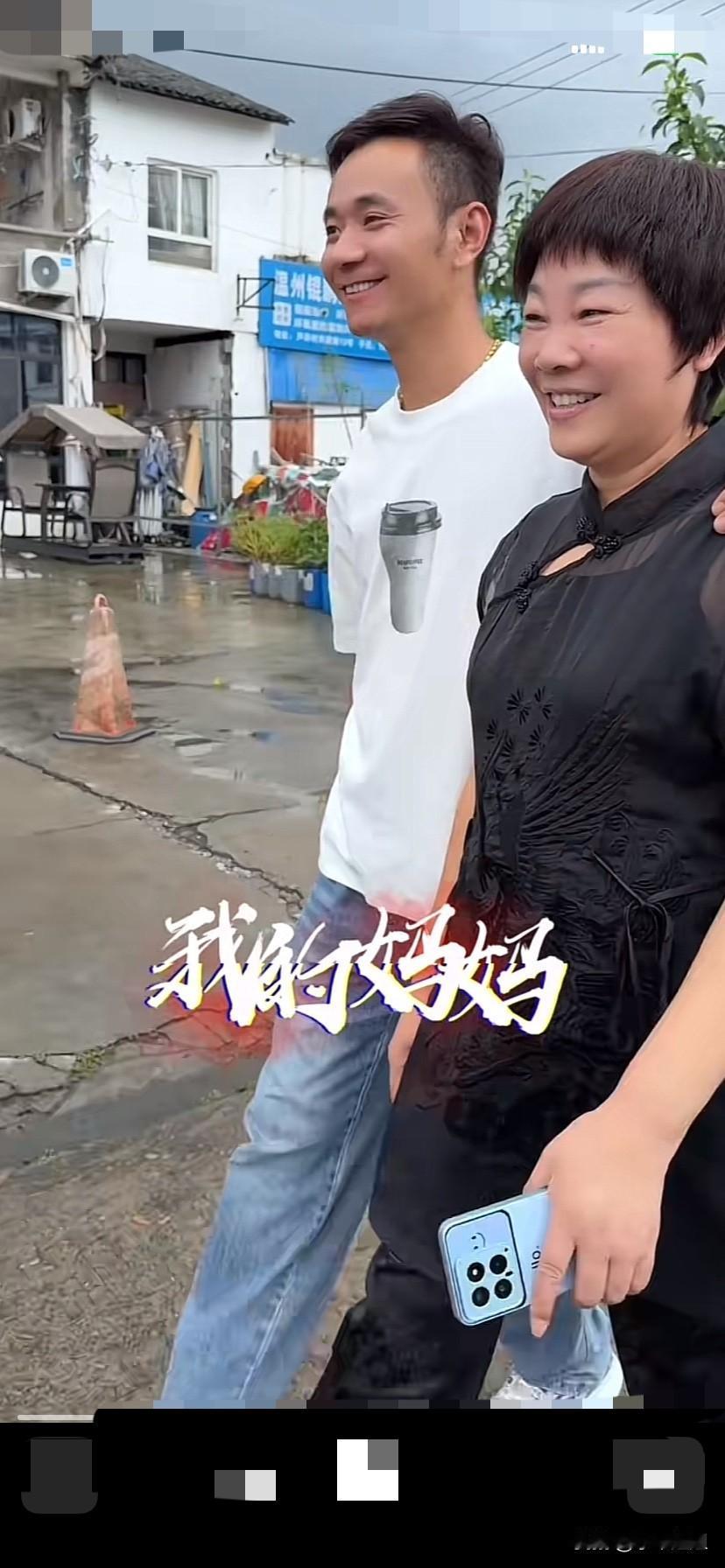 厉怀远每次见到妈妈，和妈妈走在一起，都像个小孩子一样，用一只手搂着妈妈的肩膀，脸