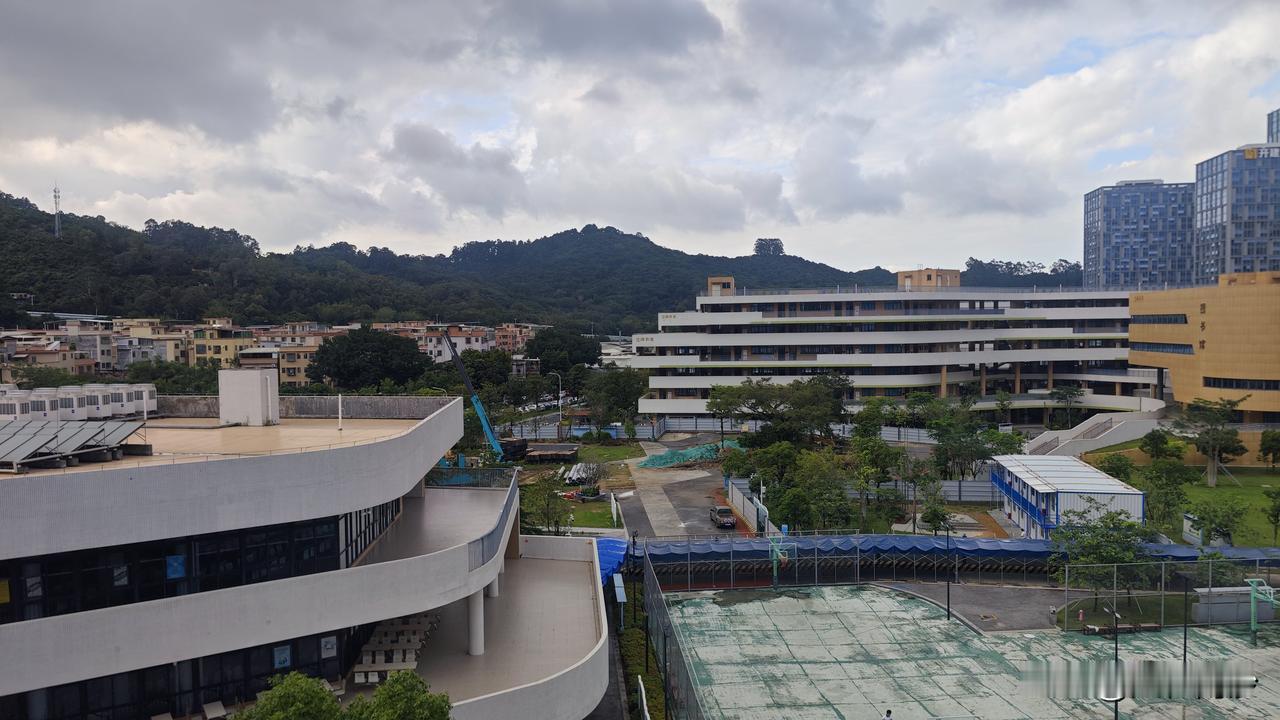 【南沙滨海实验学校新建宿舍进展】之前说集中开工了，但是一个月过去了，才拉了桩柱过