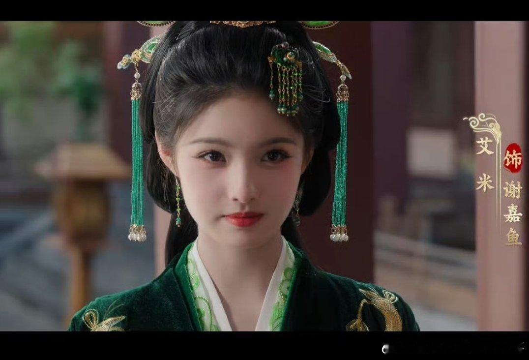 其实黄杨钿甜比艾米个子高不少，但反而艾米不像儿童，就是少女的感觉 