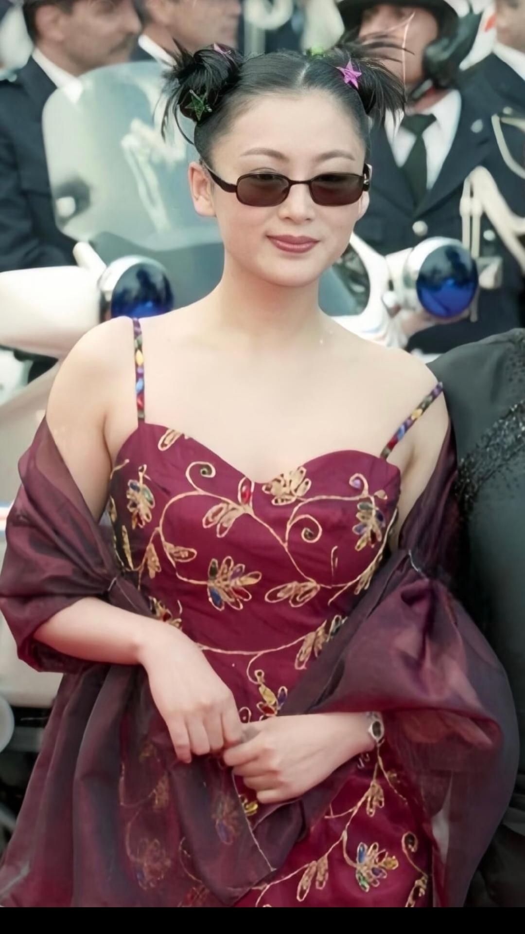 美是真美
但是眼光不咋滴
幸亏俩儿子长的都像她
要不真的一言难尽了
