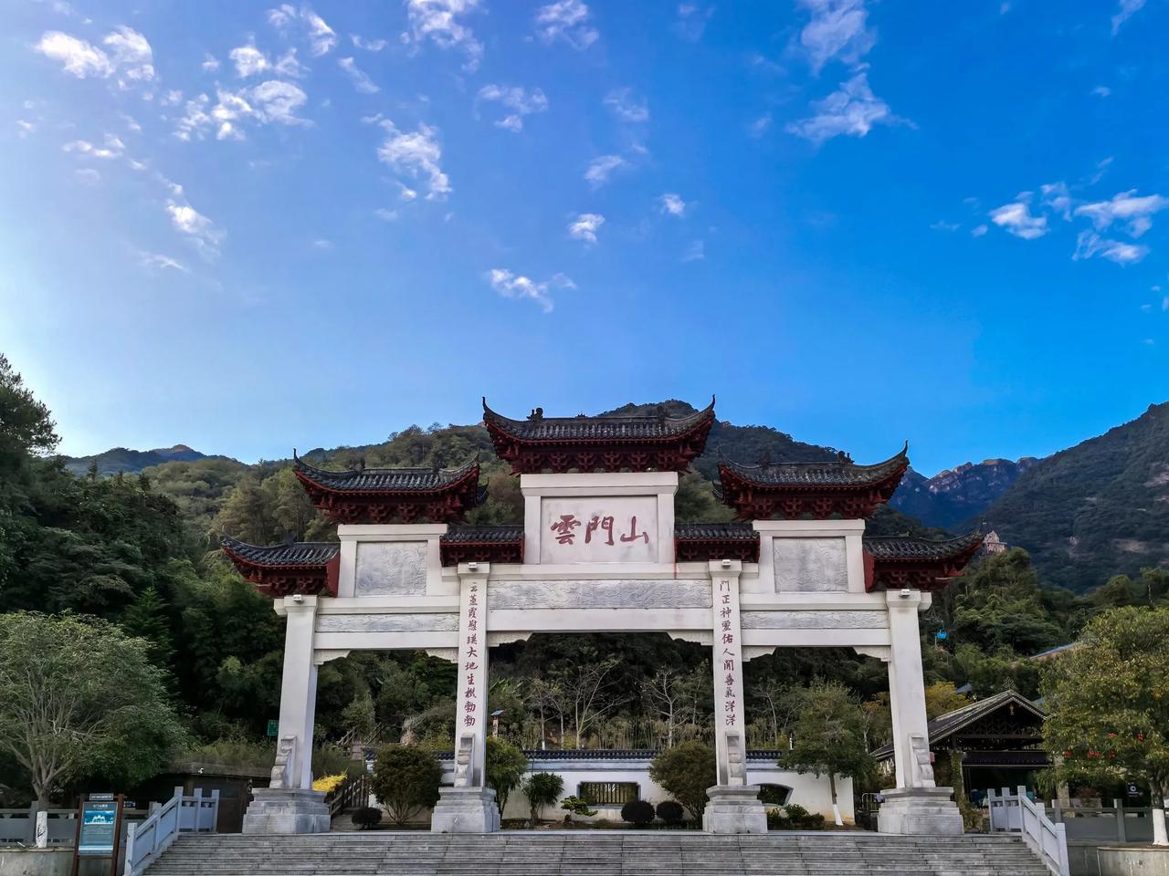 很完善很舒服的景区，但这么重要的山门牌坊，对联貌似错了二个字？

我眼花了？还是