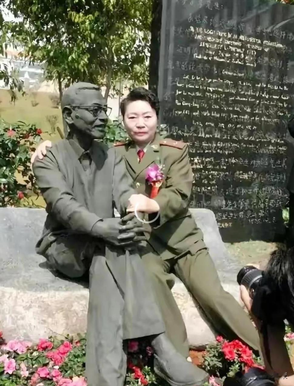 1997年，陈景润的夫人坐在丈夫的雕塑旁边，搂住“丈夫”的肩膀，留下了这张令人垂